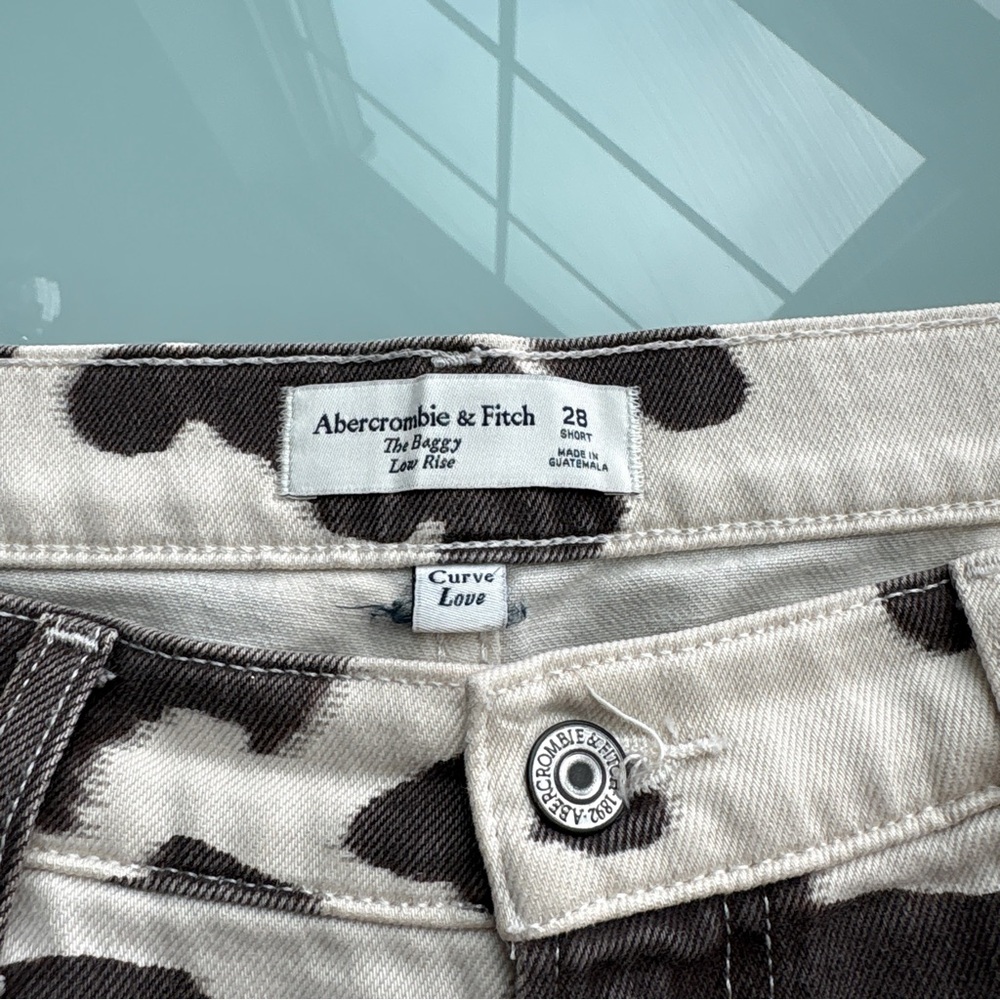 A&F Low Rise Baggy Jeans - Curve Love - 28 Short - Cow Print - Picture 5 of 7